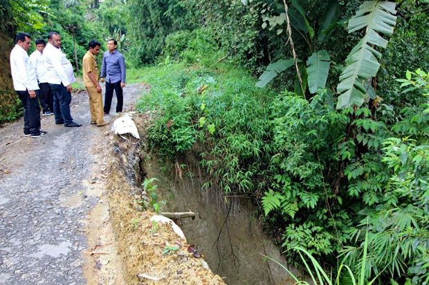 Curah Hujan Tinggi, JR Saragih Tinjau Infrastruktur di Desa Terpencil