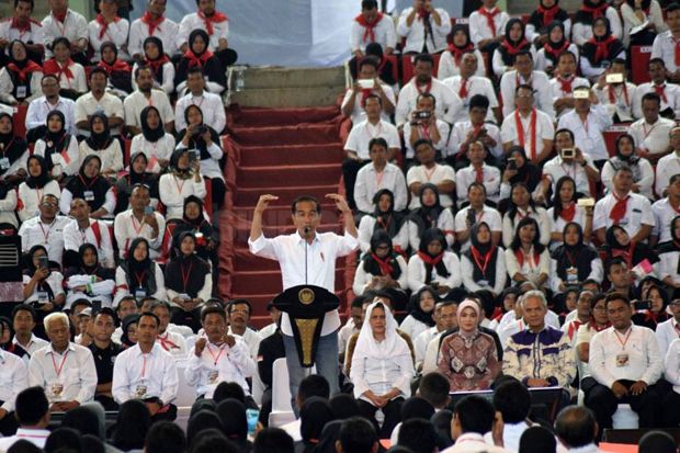 Jokowi Janji Angkat 17.000 Tenaga Lepas Jadi PNS