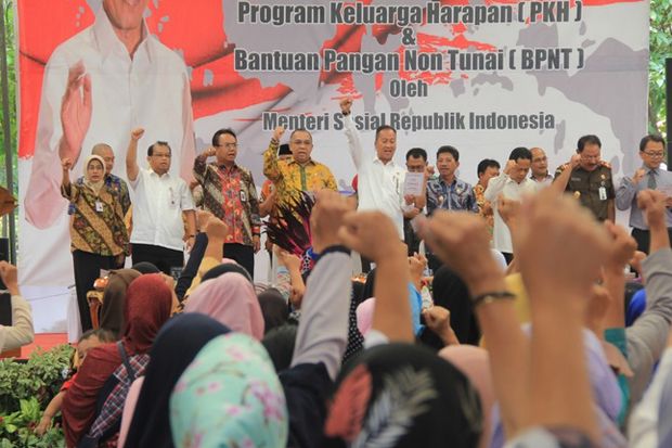 Andi Achmad Dara Dampingi Mensos Salurkan Bantuan PKH