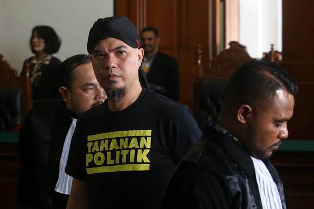 Ahmad Dhani Kenakan Kaos Tahanan Politik di Sidang Perdana