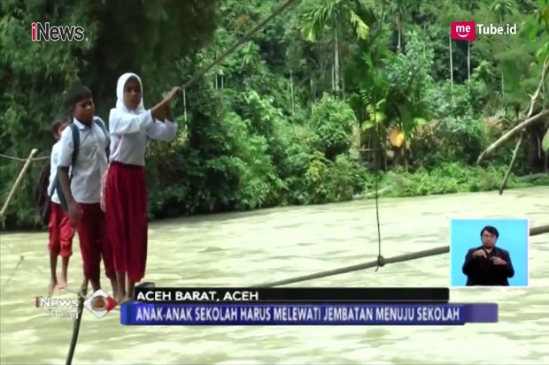 Anak Sekolah di Aceh Barat Bertaruh Nyawa Melintasi Jembatan Gantung