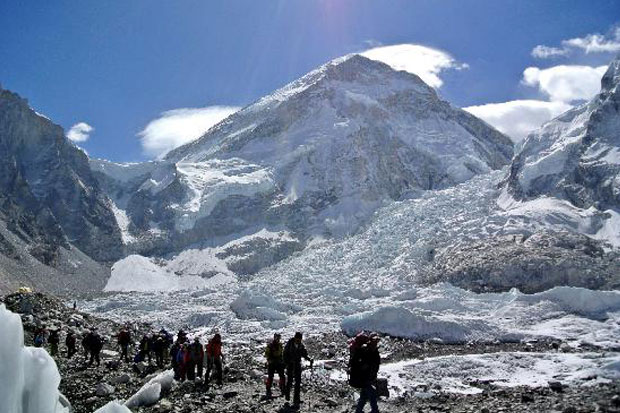 Sepertiga Es di Himalaya Mencair pada Abad Ini