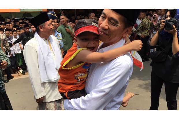 Moment Presiden Jokowi Gendong Bocah Berkebutuhan Khusus Bikin Haru Warga