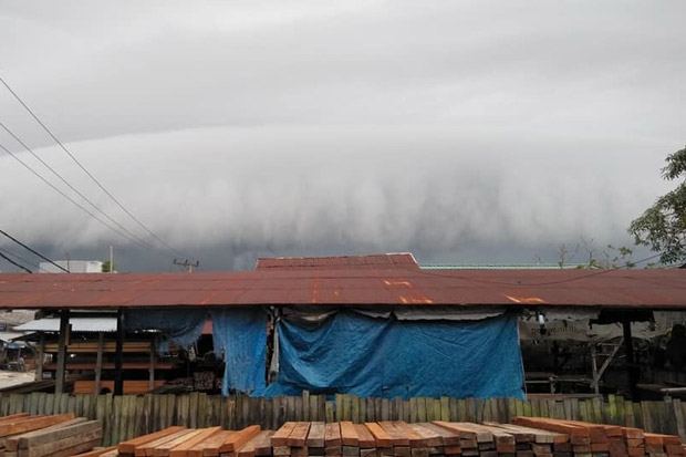 Awan Hitam Mirip Tsunami di Langit Pangkalan Bun Gegerkan Warga