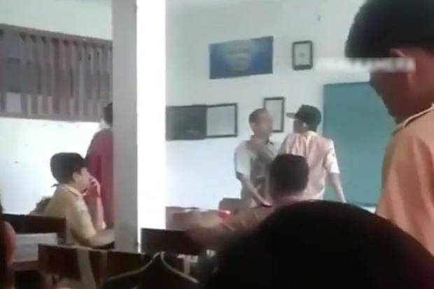 DPR Soroti Video Viral Siswa SMP Tantang Guru