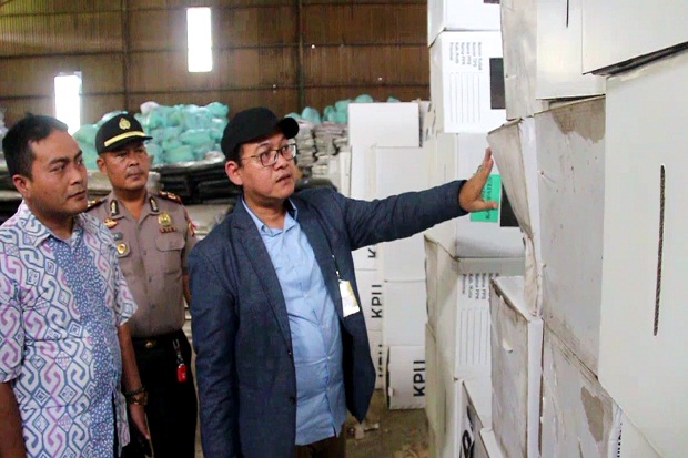 Bawaslu Jabar Temukan 696 Kotak Suara di KPU Cirebon Rusak Kena Air Hujan