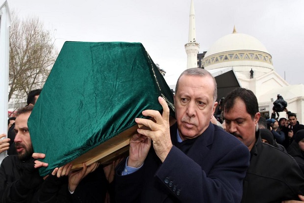 Erdogan Panggul Peti dan Salat Jenazah Korban Apartemen Runtuh