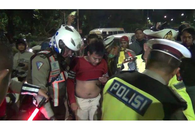 Takut Ditilang, 2 Pemuda Pengendara Motor Nekat Tabrak Polisi