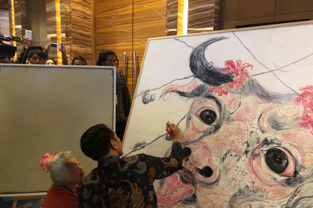 Hadir di Lelang Karya Seniman, Jokowi Ikut Melukis