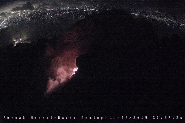 Gunung Merapi Muntahkan Lava Pijar Sejauh 700 Meter
