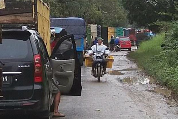 Jalan Provinsi Rusak Parah, Bupati Dodi Ambil Langkah Tanggap Darurat