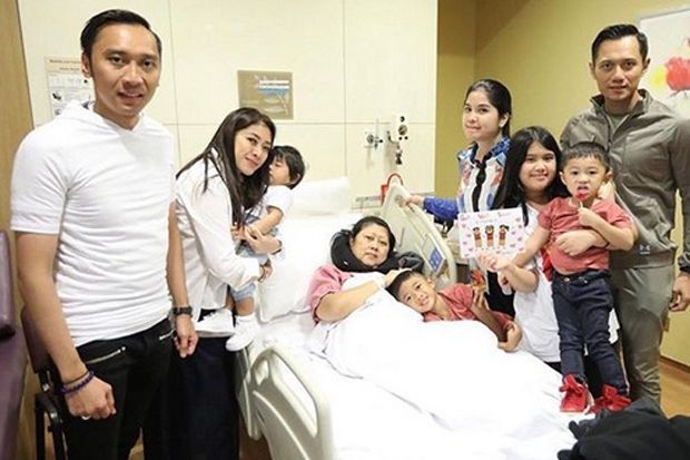 Potret Ani Yudhoyono Terbaring Ditemani Putra, Menantu dan Cucu
