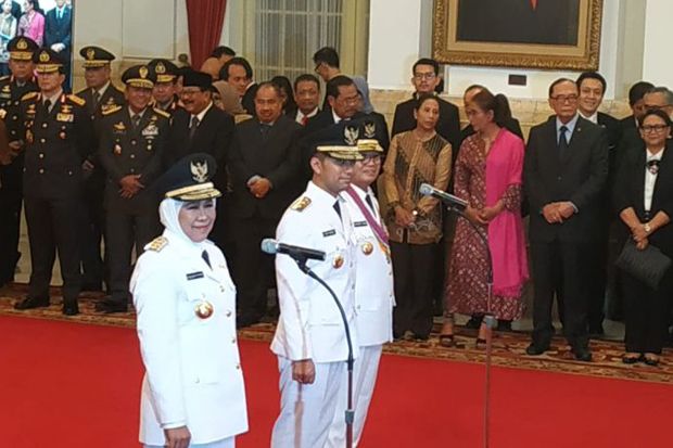 Jokowi Resmi Lantik Khofifah-Emil Dardak dan Gubernur Jambi