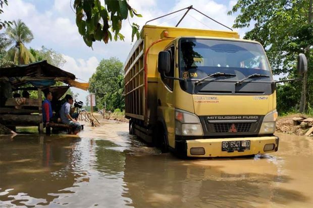Banjir Rendam Jalan Penghubung PALI-Prabumulih