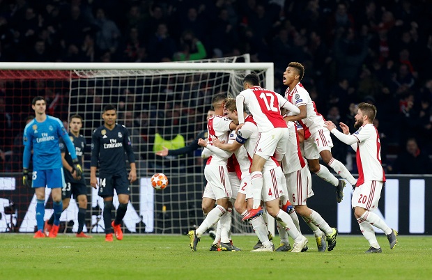 Gol Tagliafico Dianulir, Babak Pertama Ajax vs Madrid Masih Imbang