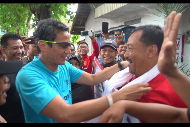 Sandiaga Uno Kalungkan Sorban ke Pendukung Jokowi di Bojonegoro