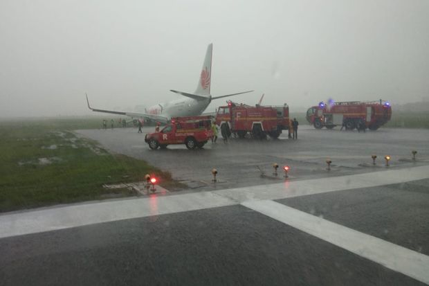 Kondisi Bandara Supadio Diguyur Hujan saat Lion Air Tergelincir
