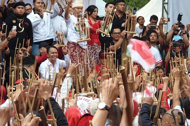 Atraksi Angklung, Ribuan Pendukung Jokowi-Maruf Mainkan Bengawan Solo