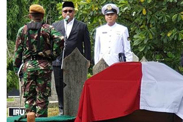 Sekjen Kemensos Pimpin Upacara Pemakaman Jenazah Nani Sudarsono