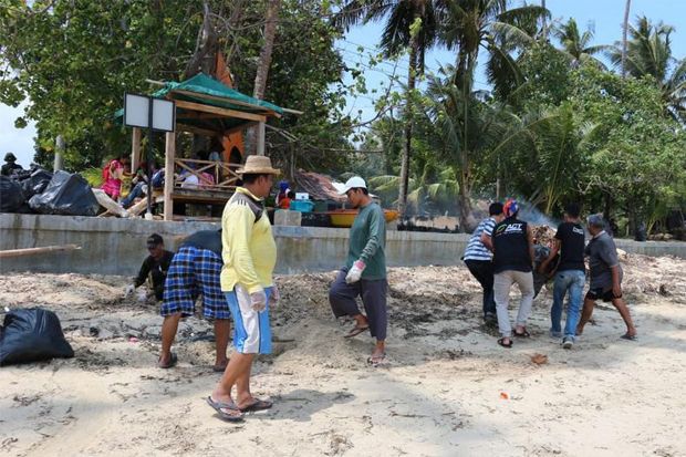ACT Kepri dan Warga Bergotong Royong Bersihkan Pantai di Batam