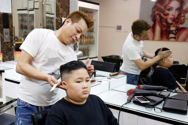 Tukang Cukur Vietnam Gratiskan Pangkas Rambut Model Trump dan Jong-un