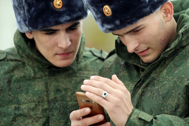 Lindungi Informasi Militer, Tentara Rusia Haram Pakai Smartphone