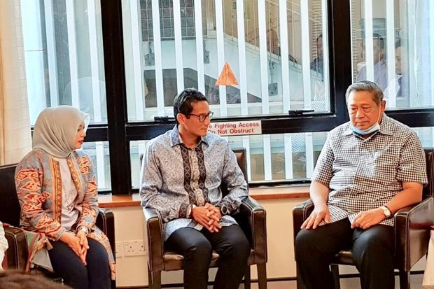 Bersama Ibu dan Istri, Sandiaga Uno Jenguk Ani Yudhoyono di Singapura