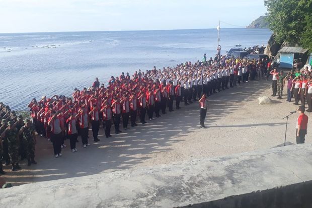 Polri dan TNI Bersihkan Pantai Gorontalo dari Sampah