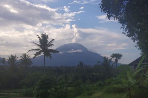 Erupsi, Gunung Agung Lontarkan Abu Vulkanik Setinggi 700 Meter