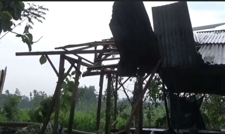 Puluhan Rumah Rusak Diterjang Angin Kencang di Tulungagung