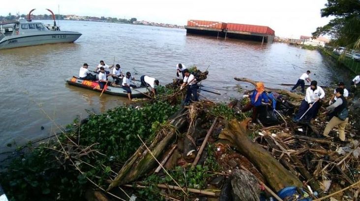 Prajurit Lanal Palembang Sisir Sampah Sungai Musi