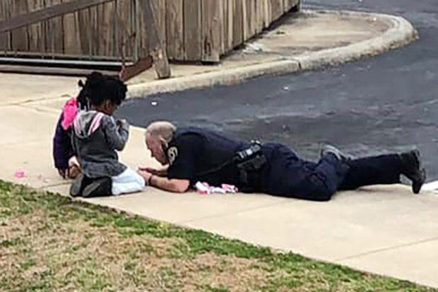 Viral, Polisi AS Berbaring di Tanah Bermain Boneka dengan Anak Perempuan