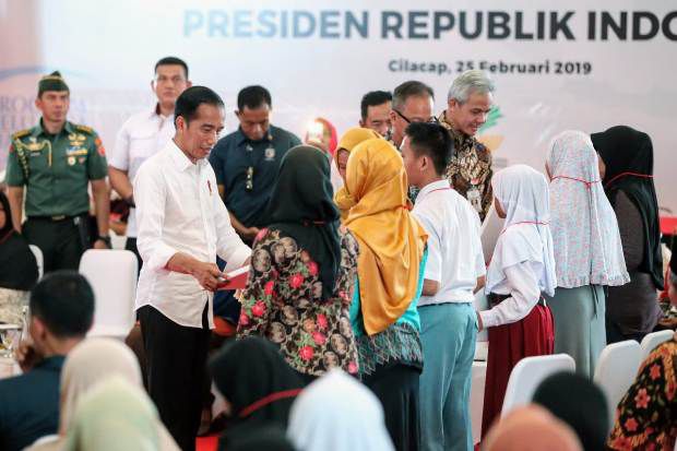 Presiden Joko Widodo Bagikan Bansos PKH dan BPNT di Kabupaten Cilacap