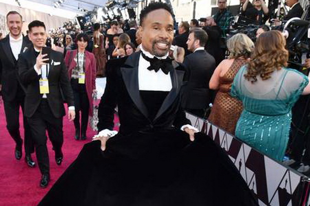 Gaun Tuksedo Billy Porter Undang Decak Kagum di Oscar 2019
