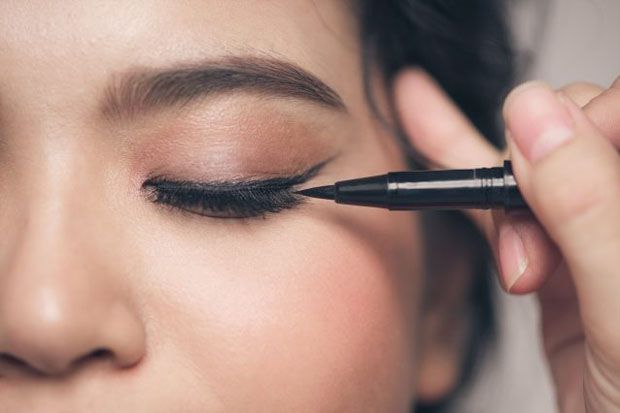 Tips Mengaplikasikan Eyeliner Cair yang Tepat dan Mudah