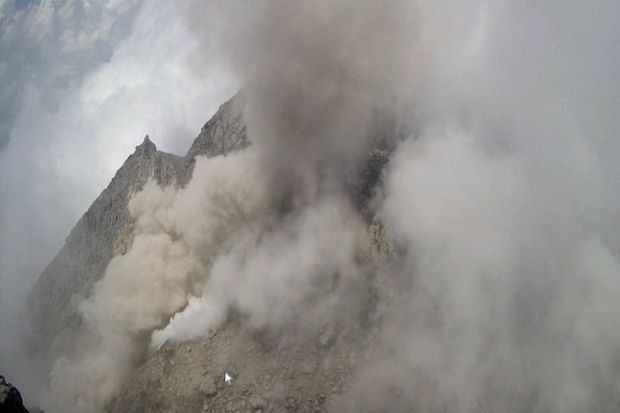 Gunung Merapi Keluarkan Awan Panas Sejauh 600 Meter