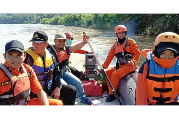 Basarnas Sisir Sungai Saddang Cari Anak 5 Tahun yang Hilang