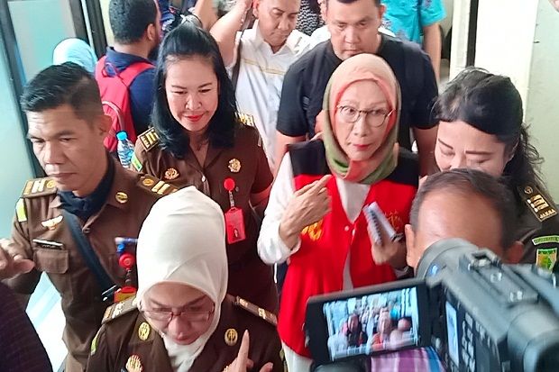 Siap Jalani Sidang Perdana, Ratna Didampingi Atiqah Hasiholan