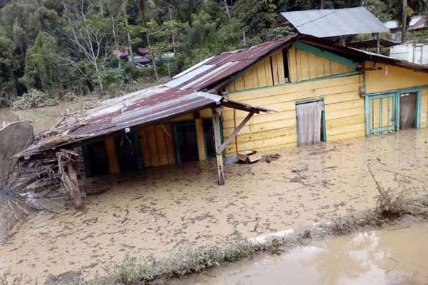 Satu Rumah Warga di Mamuju Ambruk Diterjang Banjir Bandang