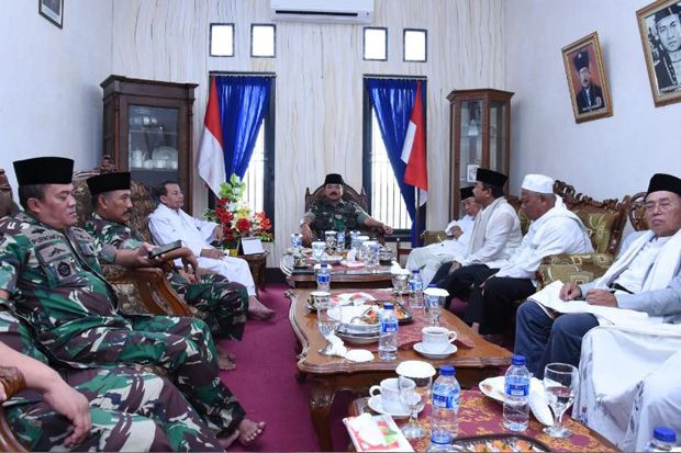 Panglima TNI Silaturahmi ke Habib Luthfi dan Pengajian Kanzus Shalawat