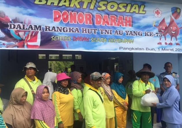 Lanud Iskandar Pangkalan Bun Beri Bantuan Sembako Bagi Pasukan Kebersihan Kobar
