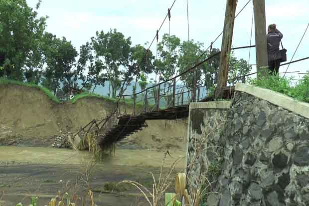 Diterjang Banjir, Jembatan Gantung Cipluk-Sojomerto Putus