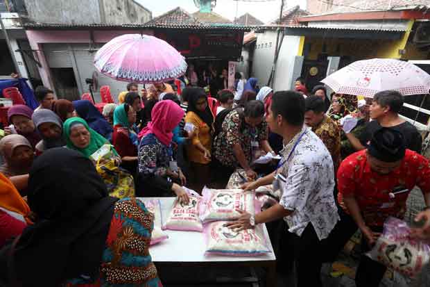Ratusan Warga Gadukan Surabaya Serbu Sembako Gratis DLU