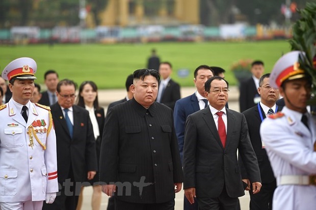 Kim Jong-un Bungkukkan Badan untuk Jasad Ho Chi Minh di Vietnam