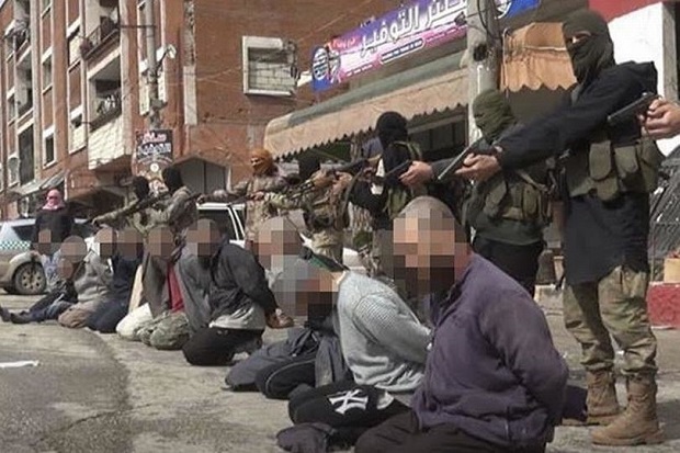 Para Teroris ISIS Dipajang di Jalan dan Dieksekusi Kelompok Rival