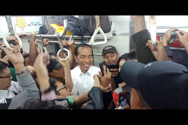 Ikut Berdesakan, Jokowi Bikin Heboh Penumpang Commuter Line
