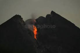 Gunung Merapi Terus Muntahkan Lava Pijar