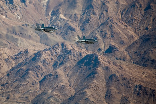 Dua Jet Tempur F/A-18 AS Tabrakan di Pangkalan California