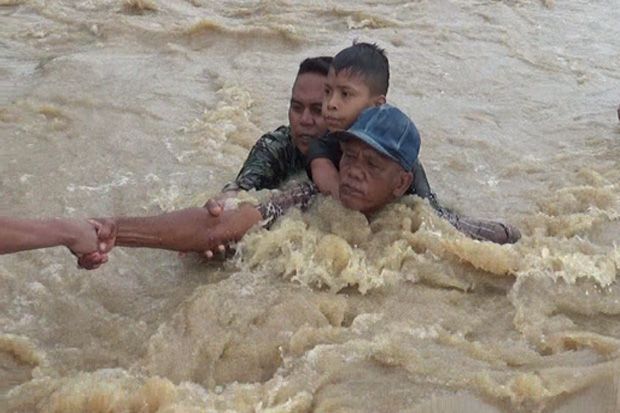 Hanyut Terseret Banjir Sungai Madiun, Sandi Diselamatkan Warga Ngawi