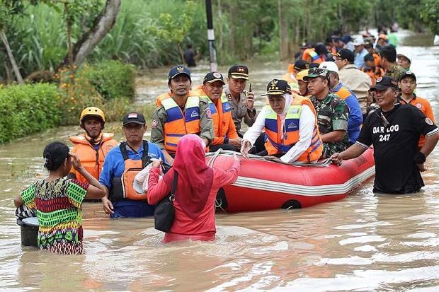 Naik Perahu Karet, Khofifah Pantau Korban Banjir Madiun